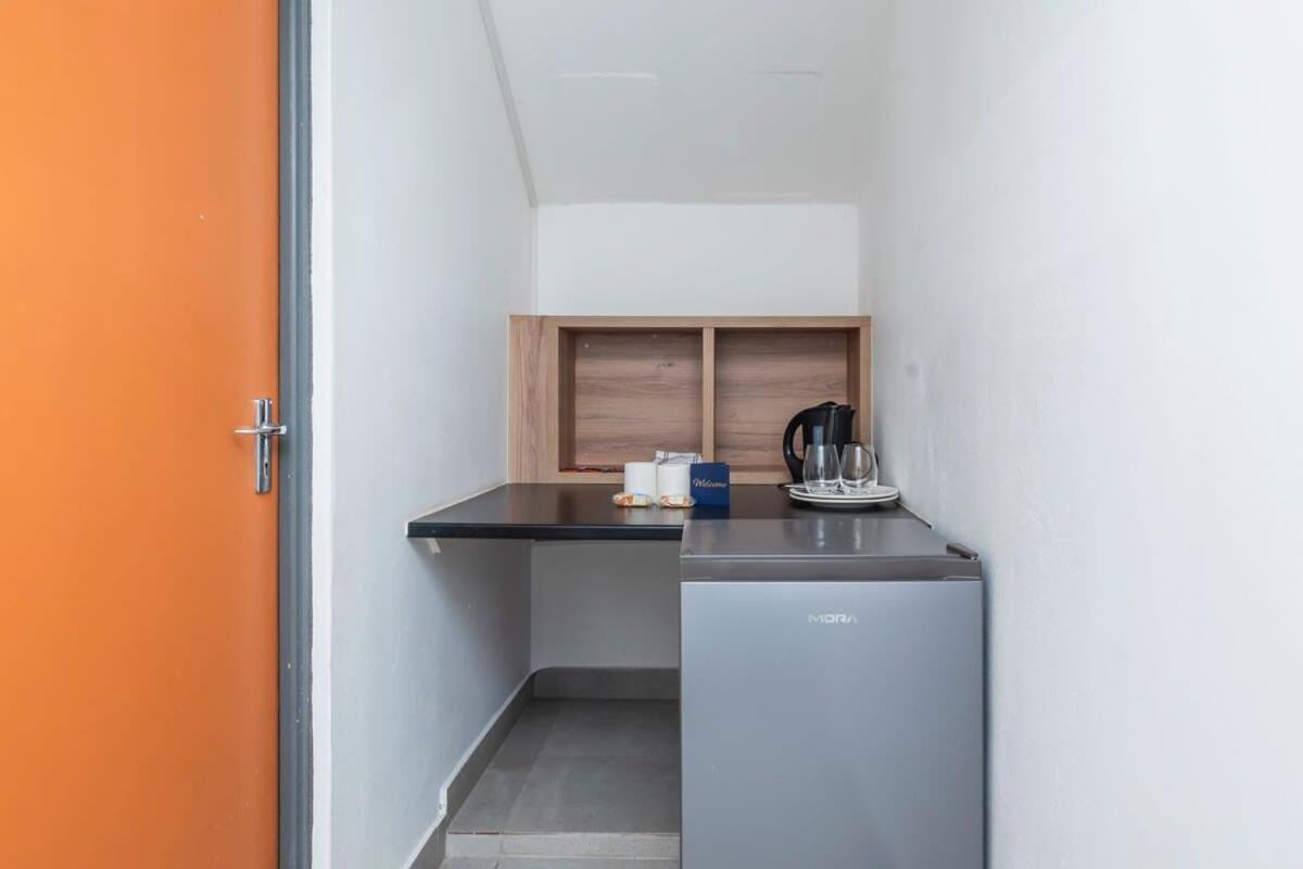 Greenpoint Gem Cozy With Vibrant Shared Space Apartment Cape Town