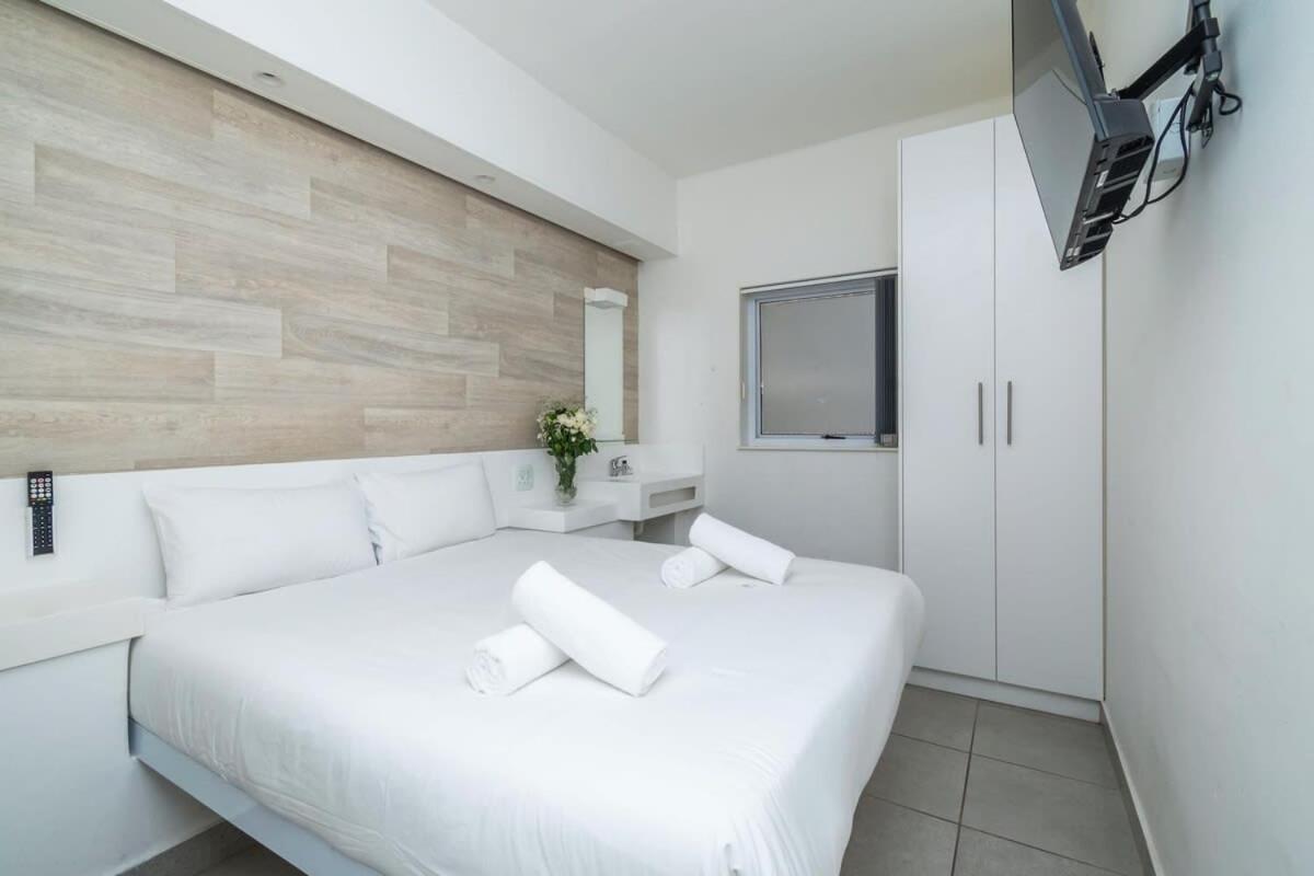 Greenpoint Gem Cozy With Vibrant Shared Space Cape Town