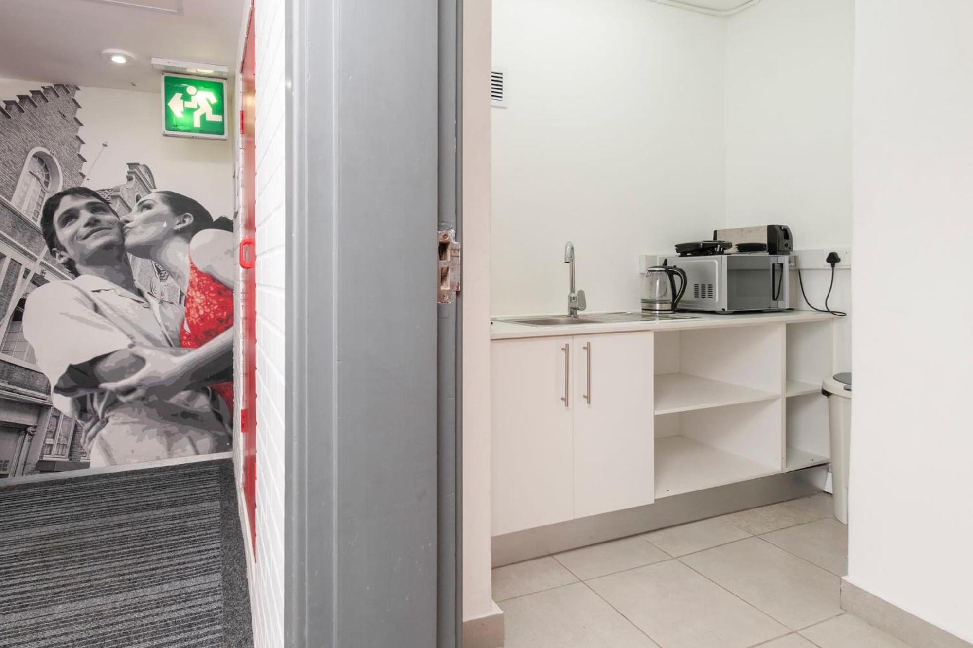 Greenpoint Gem Cozy With Vibrant Shared Space Apartment Cape Town